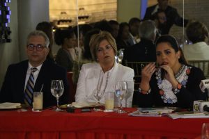 Almuerzo con directores de medios de comunicación para tratar temas de interés en el sector educativo.